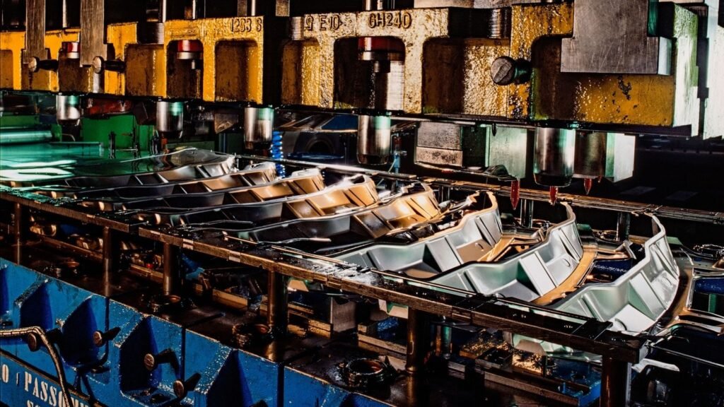 O que acontece com uma chapa metálica na estampagem profunda