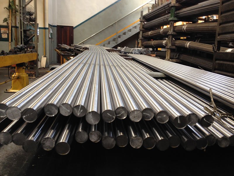 Barras de aço carbono.